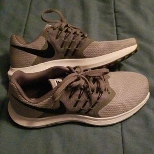 Womens Nike Run Swift Light Gray.  EUC